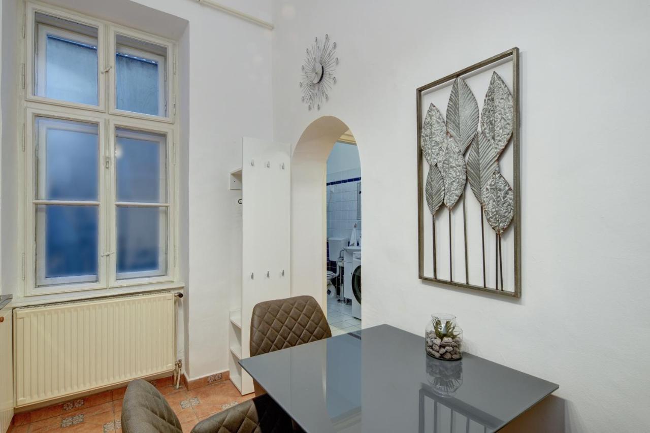 Free Garage Parking, Ac And Bikes In The Downtown Apartment Budapest Bagian luar foto